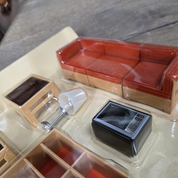 Vintage Tomy Smaller Homes Contemporary Miniature Living Room Furniture Set - Picture 10 of 16